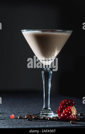 Cocktail Martini Espresso, de grains de grenade et feuille de menthe sur le dessus. Vue de dessus Banque D'Images