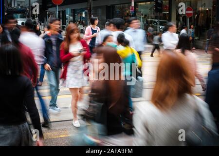 Les gens qui marchent, crossing street - flou - Banque D'Images