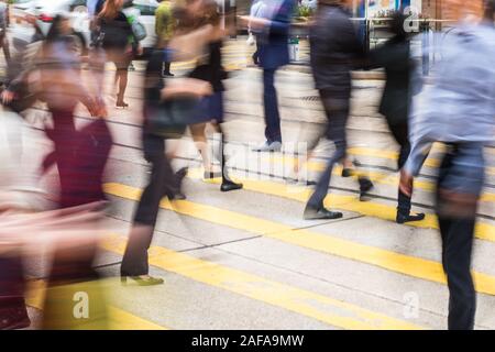 Les personnes qui traversent le passage pour piétons, rue de flou Banque D'Images