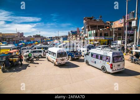 Puno, Pérou- Jan 6, 2019 : Avis d'une foule de la rue du marché à Ayaviri, Pérou Banque D'Images