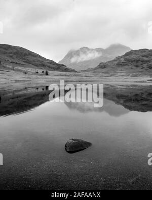 De superbes paysages de l'automne automne dynamique de Blea Tarn avec des couleurs d'or reflète dans lake Banque D'Images