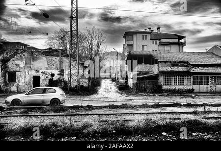 Décembre 2019 Yambol Bulgarie à Sofia : couvertes de glace froide matin brumeux arrivant à Yambol gare prêt à revenir sur mes parcours sur le 827 m des années 90, ex-style-chemins de fer allemands DB pour le train 5 heure de voyage à travers la capitale du pays Sofia au pied de la montagne Vitosha en dôme. Style ancien, et généralement plutôt lent confort ferroviaire moderne - comme la climatisation ou le restaurant des voitures - a été très rarement mes billets achetés en ligne et présenté sur mon iPhone pour la garde côtière canadienne, contrairement à mon premier voyage les billets achetés avec l'argent comptant à la gare de départ le jour du voyage. J'avais encore besoin d'apporter mon o Banque D'Images