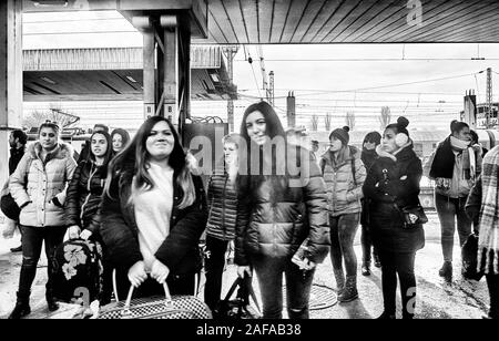 Décembre 2019 Yambol Bulgarie à Sofia : couvertes de glace froide matin brumeux arrivant à Yambol gare prêt à revenir sur mes parcours sur le 827 m des années 90, ex-style-chemins de fer allemands DB pour le train 5 heure de voyage à travers la capitale du pays Sofia au pied de la montagne Vitosha en dôme. Style ancien, et généralement plutôt lent confort ferroviaire moderne - comme la climatisation ou le restaurant des voitures - a été très rarement mes billets achetés en ligne et présenté sur mon iPhone pour la garde côtière canadienne, contrairement à mon premier voyage les billets achetés avec l'argent comptant à la gare de départ le jour du voyage. J'avais encore besoin d'apporter mon o Banque D'Images