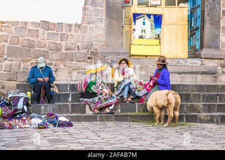 Cusco, Pérou - Jan 6, 2019 : des personnes non identifiées, habillés traditionnels avec lama assis sur la rue de Cusco, Pérou Banque D'Images
