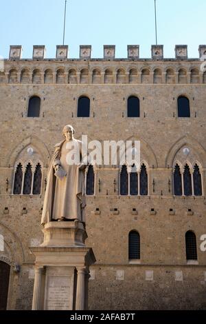 L'architecture de style gothique et Sallustio Bandini statue du Palazzo Salimbeni dans le site du patrimoine mondial de l'Unesco de Sienne, Toscane, Italie EU Banque D'Images