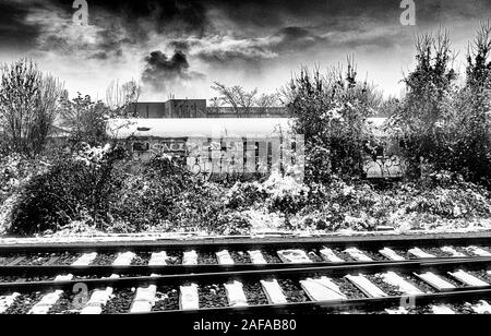 Décembre 2019 Yambol Bulgarie à Sofia : couvertes de glace froide matin brumeux arrivant à Yambol gare prêt à revenir sur mes parcours sur le 827 m des années 90, ex-style-chemins de fer allemands DB pour le train 5 heure de voyage à travers la capitale du pays Sofia au pied de la montagne Vitosha en dôme. Style ancien, et généralement plutôt lent confort ferroviaire moderne - comme la climatisation ou le restaurant des voitures - a été très rarement mes billets achetés en ligne et présenté sur mon iPhone pour la garde côtière canadienne, contrairement à mon premier voyage les billets achetés avec l'argent comptant à la gare de départ le jour du voyage. J'avais encore besoin d'apporter mon o Banque D'Images