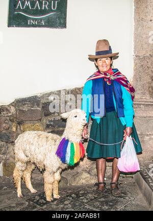 Cusco, Pérou - Jan 6, 2019 : une femme non identifiée habillés traditionnels avec lama sur la rue de Cusco, Pérou Banque D'Images