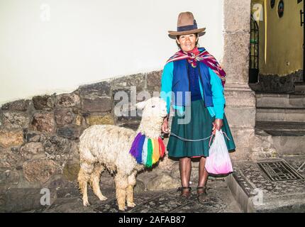 Cusco, Pérou - Jan 6, 2019 : une femme non identifiée habillés traditionnels avec lama sur la rue de Cusco, Pérou Banque D'Images