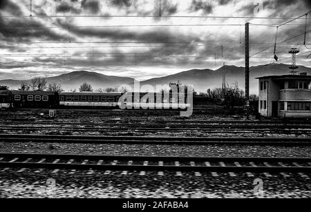 Décembre 2019 Yambol Bulgarie à Sofia : couvertes de glace froide matin brumeux arrivant à Yambol gare prêt à revenir sur mes parcours sur le 827 m des années 90, ex-style-chemins de fer allemands DB pour le train 5 heure de voyage à travers la capitale du pays Sofia au pied de la montagne Vitosha en dôme. Style ancien, et généralement plutôt lent confort ferroviaire moderne - comme la climatisation ou le restaurant des voitures - a été très rarement mes billets achetés en ligne et présenté sur mon iPhone pour la garde côtière canadienne, contrairement à mon premier voyage les billets achetés avec l'argent comptant à la gare de départ le jour du voyage. J'avais encore besoin d'apporter mon o Banque D'Images