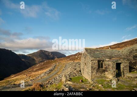 Automne Automne image paysage de vieux bothy dans Districtr Lac montagnes près de Buttermere avec meules et haute Stiel dans la distance Banque D'Images