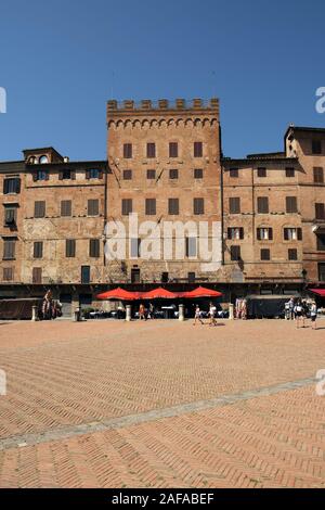 Une façade détail de la place médiévale historique architecture de la Piazza del Campo dans le site du patrimoine mondial de l'Unesco de Sienne, Toscane, Italie EU Banque D'Images