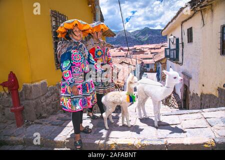 Cusco, Pérou - Jan 9, 2019 : les filles non identifiés avec des lamas habillés traditionnels dans les rues de Cusco, Pérou Banque D'Images