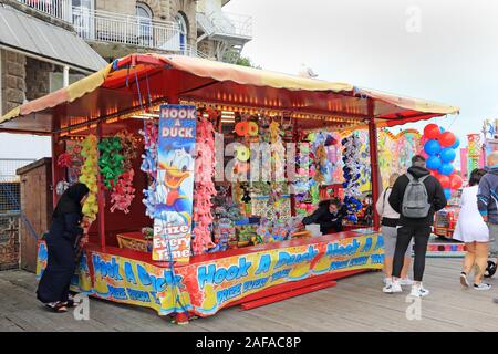 Crochet traditionnel-a-duck, caler sur jetée de Llandudno Banque D'Images