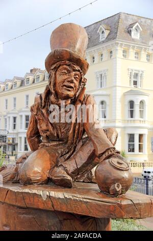 Sculpture en bois sculpté d'Alice in Wonderland's Mad Hatter, Llandudno Banque D'Images