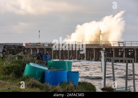 Aberystwyth, Ceredigion, pays de Galles, Royaume-Uni. 14 décembre 2019 Royaume-Uni Météo : vent fort et vagues de force énorme impact sur les moyens de défense de la mer à Aberystwyth ce matin. © Ian Jones/Alamy Live News Banque D'Images