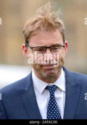 Tobias Ellwood député (Con : Bournmouth) est interviewé sur College Green, Westminster, Décembre 2019 Banque D'Images