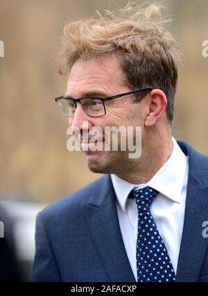 Tobias Ellwood député (Con : Bournmouth) est interviewé sur College Green, Westminster, Décembre 2019 Banque D'Images