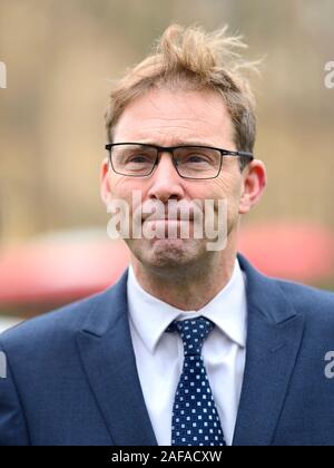 Tobias Ellwood député (Con : Bournmouth) est interviewé sur College Green, Westminster, Décembre 2019 Banque D'Images