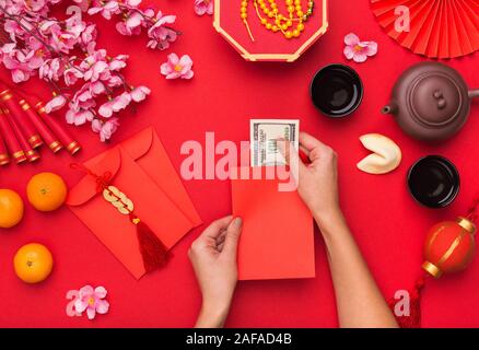 Femme préparant de dollars pour présenter sur le Nouvel An chinois Banque D'Images