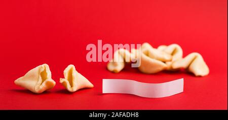 Nouvel an chinois traditionnel fortune cookies sur fond rouge Banque D'Images