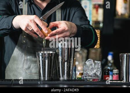 Faire barman cocktail reposant sur un arrière-plan de la barre Banque D'Images