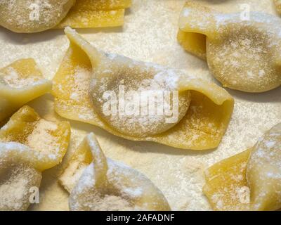 Une sorte de ravioli, casoncelli, faits maison et des plats traditionnels de la région de Bergame, en Italie. Une délicieuse cuisine italienne Banque D'Images