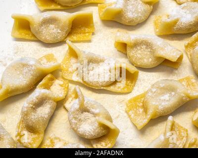 Une sorte de ravioli, casoncelli, faits maison et des plats traditionnels de la région de Bergame, en Italie. Une délicieuse cuisine italienne Banque D'Images