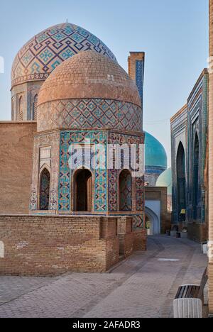 Shirin Biqa Aqa ou mausolée octogonal et étroit chemin via fortement façades décorées de carreaux bleus dans la nécropole Shah-i-Zinda, Samarqand, Uzbeki Banque D'Images