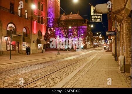 Rue principale rue commerçante Drottninggatan, pendant la fête des lumières à Norrköping au moment de Noël. Bolton est une ville industrielle en Suède. Banque D'Images