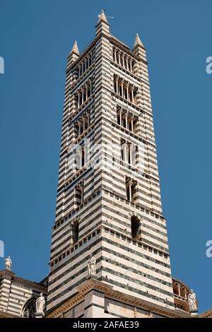 Le grand noir et blanc médiévale / clocher Campanile de la Cathédrale de Sienne site du patrimoine mondial de l'Unesco de Sienne, Toscane, Italie EU Banque D'Images