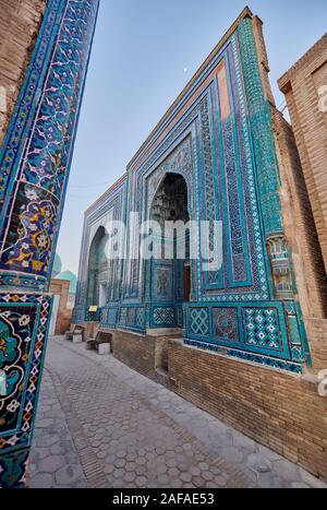 Sentier étroit à travers fortement façades décorées de carreaux bleus dans la nécropole Shah-i-Zinda, Samarqand, l'Ouzbékistan, en Asie centrale Banque D'Images
