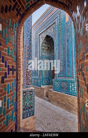 Fortement façade couverte de carreaux bleus dans la nécropole Shah-i-Zinda, Samarqand, l'Ouzbékistan, en Asie centrale Banque D'Images