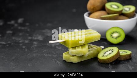 Sucettes de Kiwi (frais) comme détaillé close-up shot, selective focus) Banque D'Images