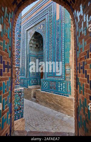 Fortement façade couverte de carreaux bleus dans la nécropole Shah-i-Zinda, Samarqand, l'Ouzbékistan, en Asie centrale Banque D'Images