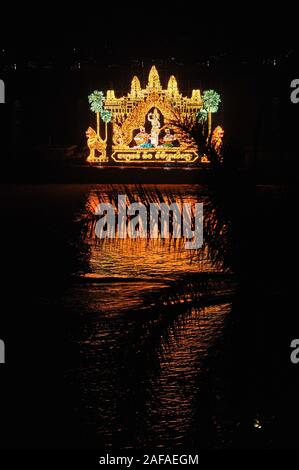 Un flotteur lumineux jette sa réflexion sur la rivière Tonle Sap au cours de la fête de l'eau du Cambodge, Phnom Penh, Cambodge. © Kraig Lieb Banque D'Images