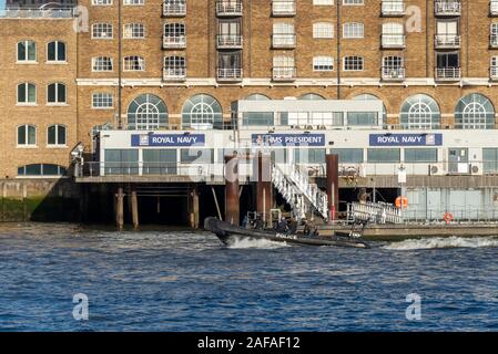 Bateau RIB Police passant Président HMS Royal Navy Réserver frégate de pierre ou de la terre mise en place sur la rivière Thames, London, UK. Patrouille de sécurité Banque D'Images