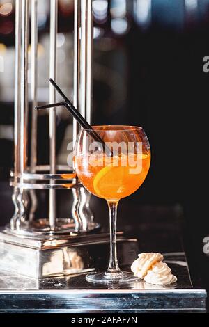 Margareta orange Cocktail frais en bar Banque D'Images