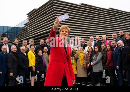 Dundee, Écosse, Royaume-Uni. 14 décembre 2019. Premier ministre Nicola Sturgeon à photo avec ses députés SNP à l'extérieur du V&A Museum à Dundee. Bon nombre des députés assemblés sont nouvellement élus au parlement. Iain Masterton/Alamy Live News Banque D'Images