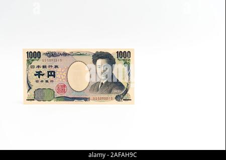 Yen japonais - l'argent dans un billet de mille yens isolé sur fond blanc avec l'exemplaire de l'espace. Plan horizontal. Plan horizontal. Banque D'Images
