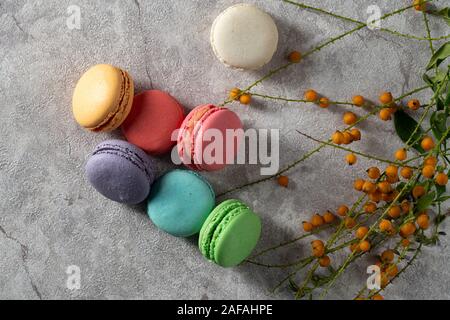 Couleur différente de macarons sur un fond de marbre Banque D'Images