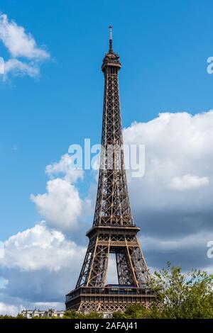 La Tour Eiffel contre le bleu et ciel nuageux, un pylône en treillis en fer forgé sur le Champ de Mars à Paris, en France, nommée d'après l'ingénieur Gustave Eif Banque D'Images