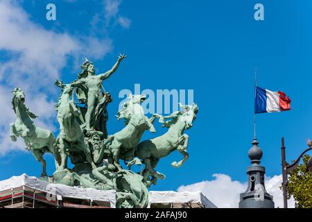 Le L'Harmonie triomphant de la discorde et du drapeau national français statue sur le Grand Palais à Paris Banque D'Images