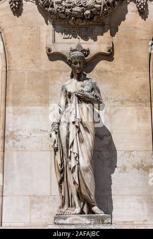 Statue à l'Opéra de Paris, Palais Garnier, à Paris, La France est connue pour sa décoration intérieure de style Baroque opulent et Beaux-Arts exterior archit Banque D'Images