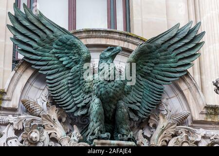 Statue d'un aigle à l'l'Opéra de Paris, Palais Garnier, à Paris, La France est connue pour sa décoration intérieure de style Baroque opulent et Beaux-Arts ex Banque D'Images