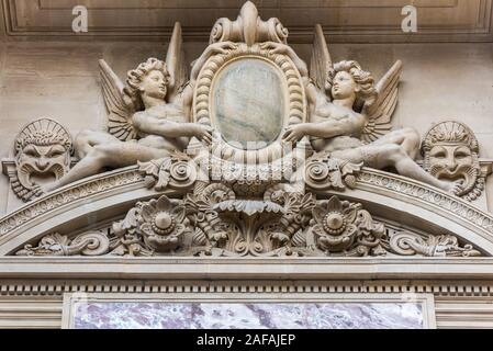 Très belle statue à l'Opéra de Paris, Palais Garnier, à Paris, La France est connue pour sa décoration intérieure de style Baroque opulent et Beaux-Arts exte Banque D'Images