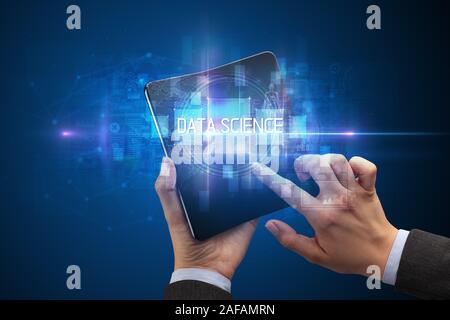 Businessman holding a smartphone pliable avec LES DONNÉES DE LA SCIENCE, la nouvelle technologie d'inscription concept