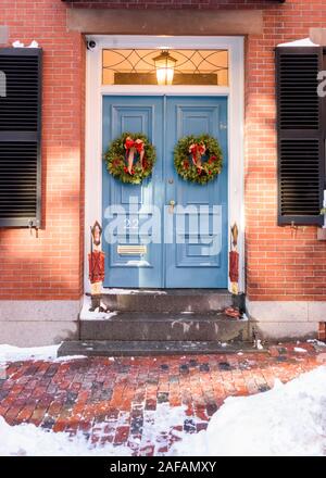 USA, Boston - Janvier 2018 - Maison avec des couronnes de Noël sur porte avant dans la région de Beacon Hill Banque D'Images