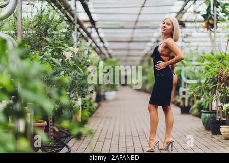 Jolie jeune femme en tablier de jardinage sans v tements Photo