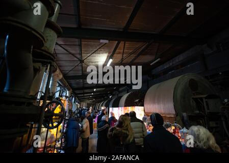 Goslar, Allemagne. 14 Décembre, 2019. Les visiteurs marchent sur le marché de Noël dans une ancienne usine de traitement du minerai dans les sites du patrimoine culturel de la mine de Rammelsberg. Chaque année le troisième Avent le musée ouvre ses portes pour un marché de Noël. Credit : Swen Pförtner/dpa/Alamy Live News Banque D'Images