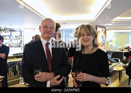 Davina Crole Attachée de presse , médias internationaux au bureau des affaires étrangères et du Commonwealth du Royaume-Uni à Ivy Club l'après-midi après la nuit d'avant partie à Ivy lounge avec l'Ambassadeur de l'Australie auprès de l'opérateur historique britannique George Brandis au Loft , Le Club de l'Ouest 9 Ivy , St , Londres WC2H 9NE LE 13/11/2019 Banque D'Images